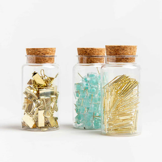 Χρυσοί συνδετήρες-σελιδοδείκτες σε βάζο - Somewhere