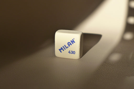 Milan τετράγωνη συνθετική γόμα λευκή 430