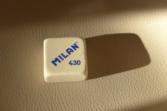 Milan τετράγωνη συνθετική γόμα λευκή 430