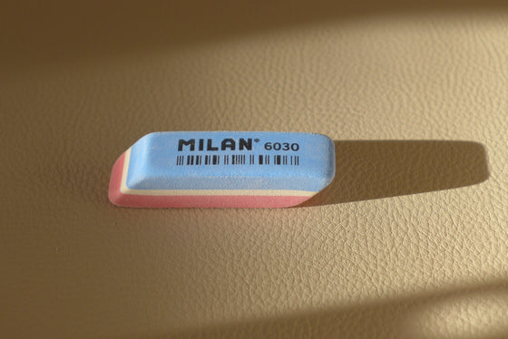 Milan δίχρωμη μπλε-κόκκινη γόμα με ρίγα 6030